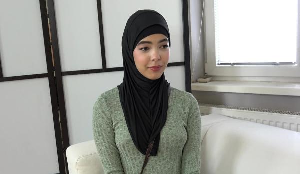 SexWithMuslims 2025 08 22 Kubera Fortuna Babe in hijab really needs a job