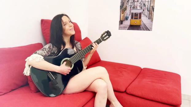 Jacquieetmicheltv 2025 10 21 Lily Rose Lily Rose leaves the guitar for another activity