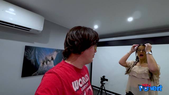 E320 Valen Tina Sucking Off A Vlogger