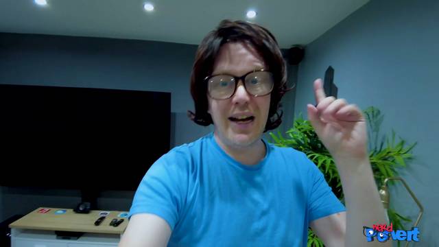 E339 Louise Lee Flashing The Gash