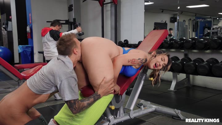 SneakySex Gym Pervert Gets Lucky