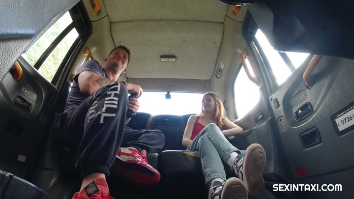 SexInTaxi – Horny driver played the photographer to fuck the naive babe