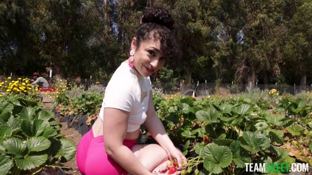 Thickumz – Cutie With a Booty Pixie Shows off Her Perfect Bubble Butt