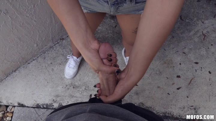 Mofos 2018 08 29 PublicPickups A Helping Hand Facial